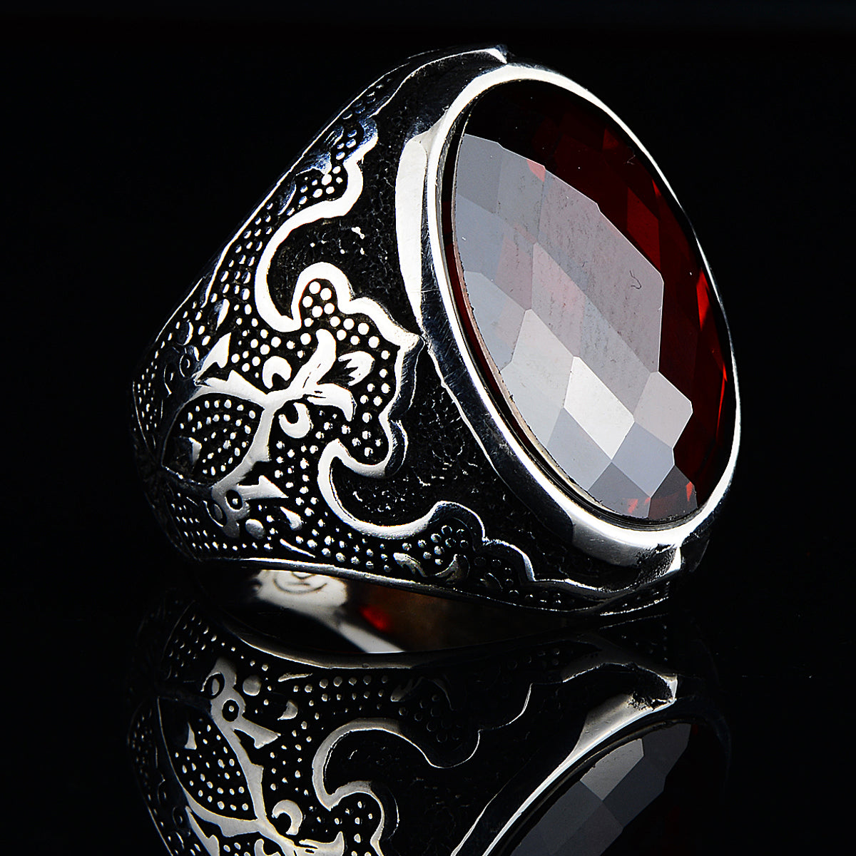 Anillo de piedra granate rubí grabado en plata