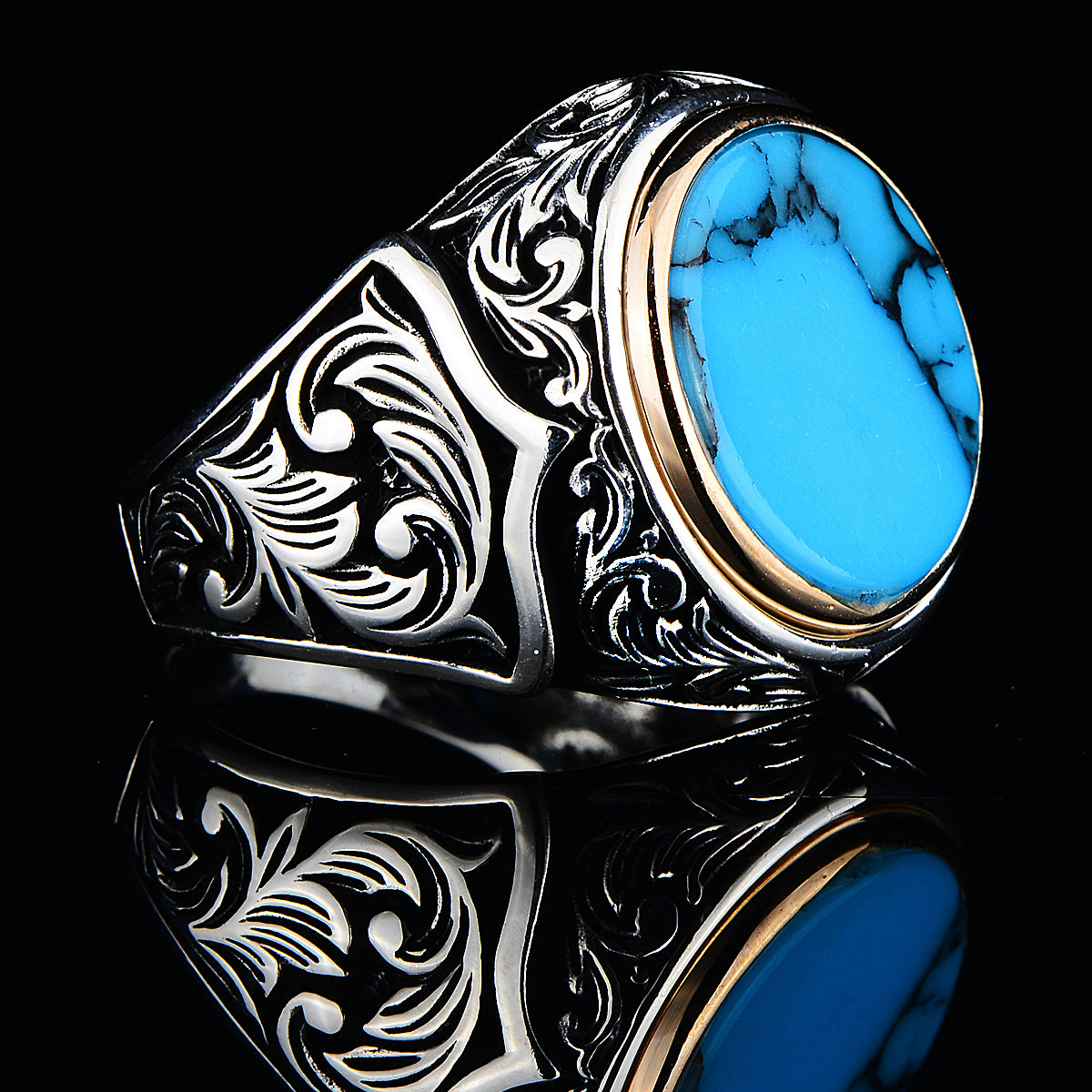 Anillo de plata con piedra turquesa redonda grabada hecha a mano