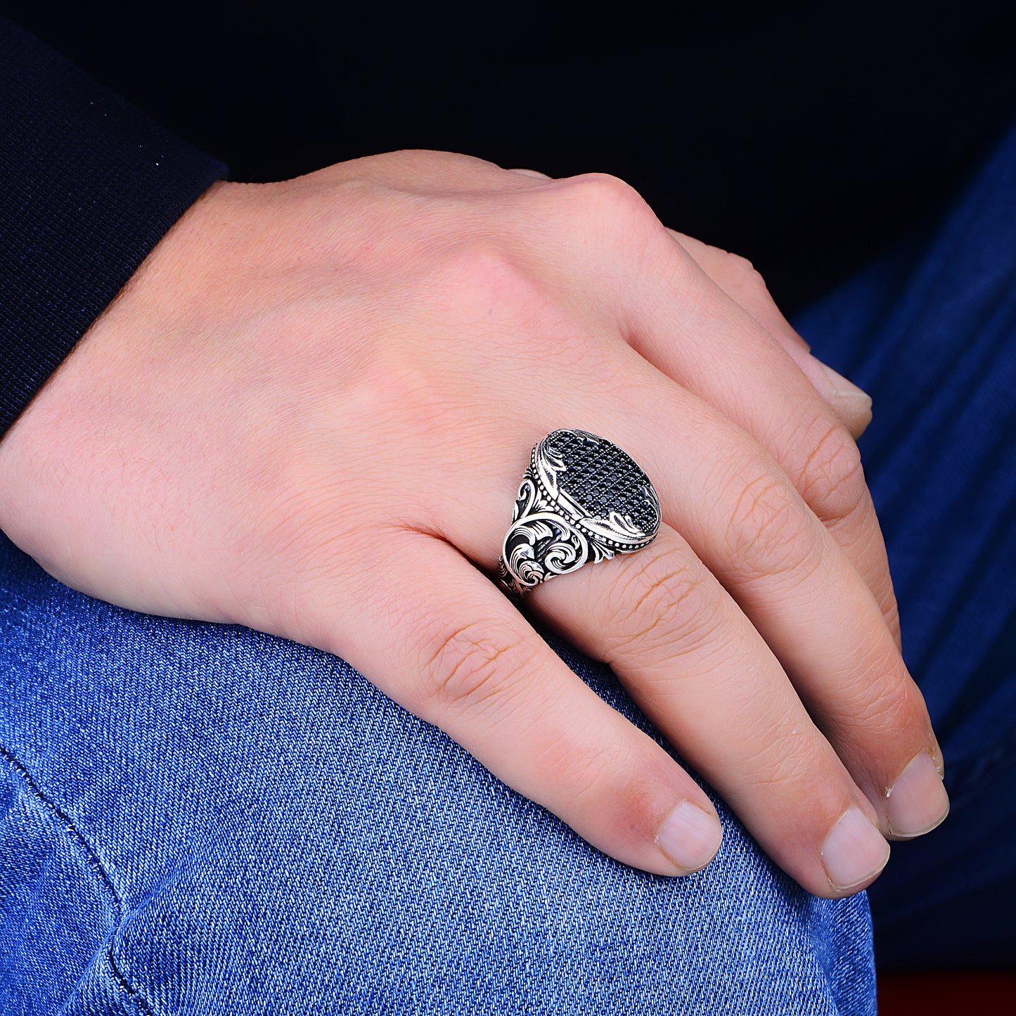 Handgefertigter Herren-Ring aus schwarzem Onyx-Stein mit Gravur