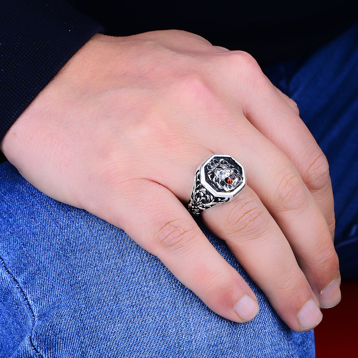 Silberner Rubinstein-Wildlöwen-Siegelring