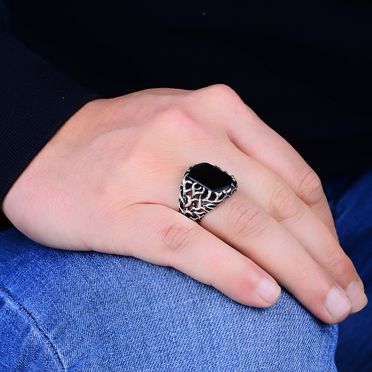 Anillo de plata con piedras preciosas de ónix y árbol de la vida