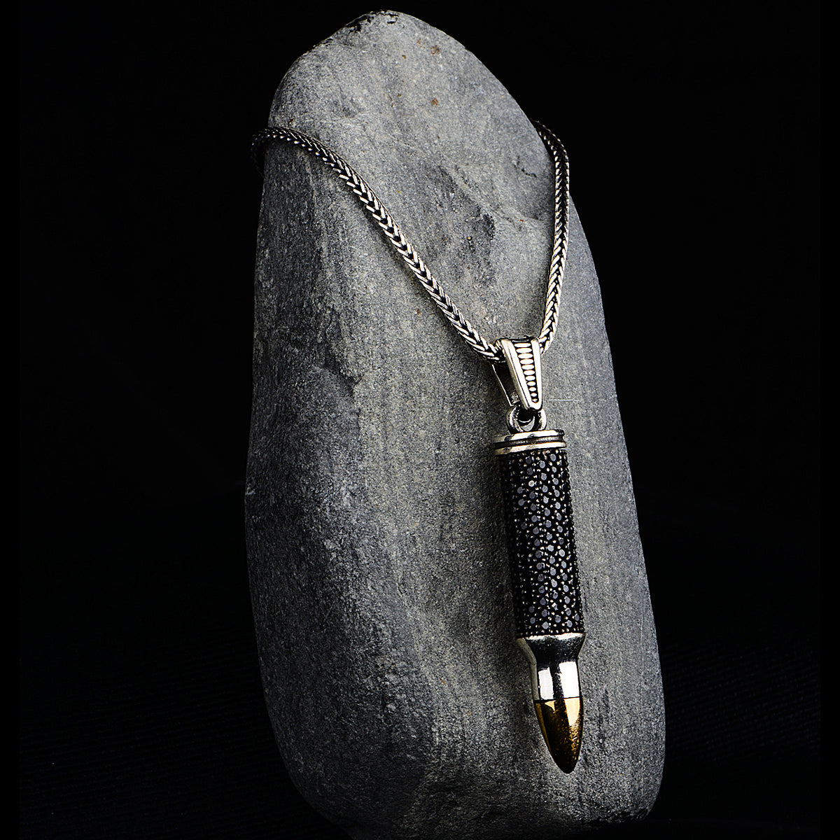 Silberne Kugelmodell-Halskette mit schwarzem Stein