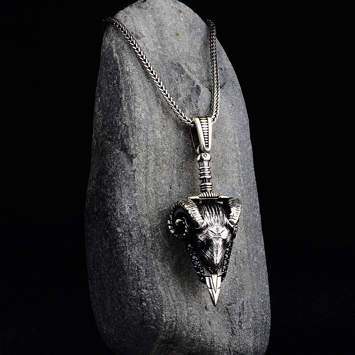 Silberne handgefertigte Widderkopf-Halskette