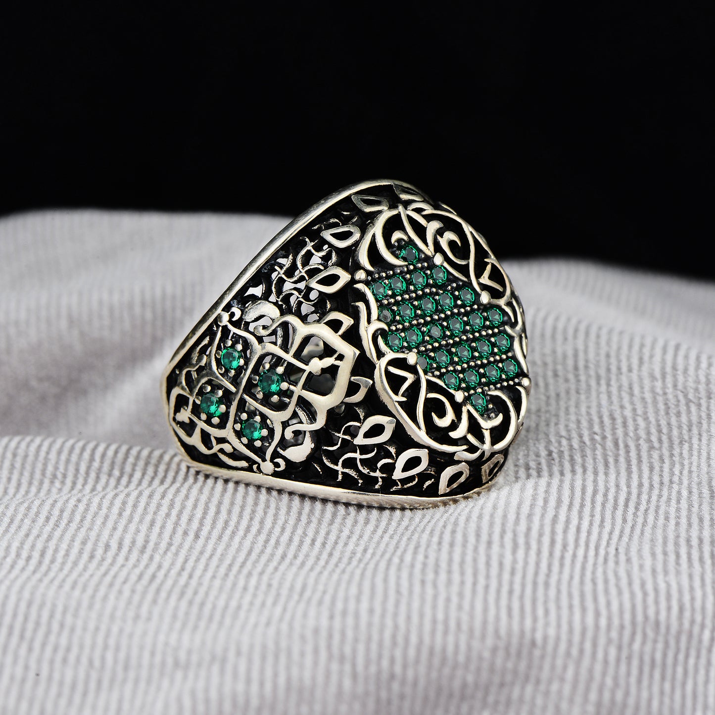 Anillo de piedras de circonita cúbica estilo otomano grabado hecho a mano con piedra esmeralda para hombre