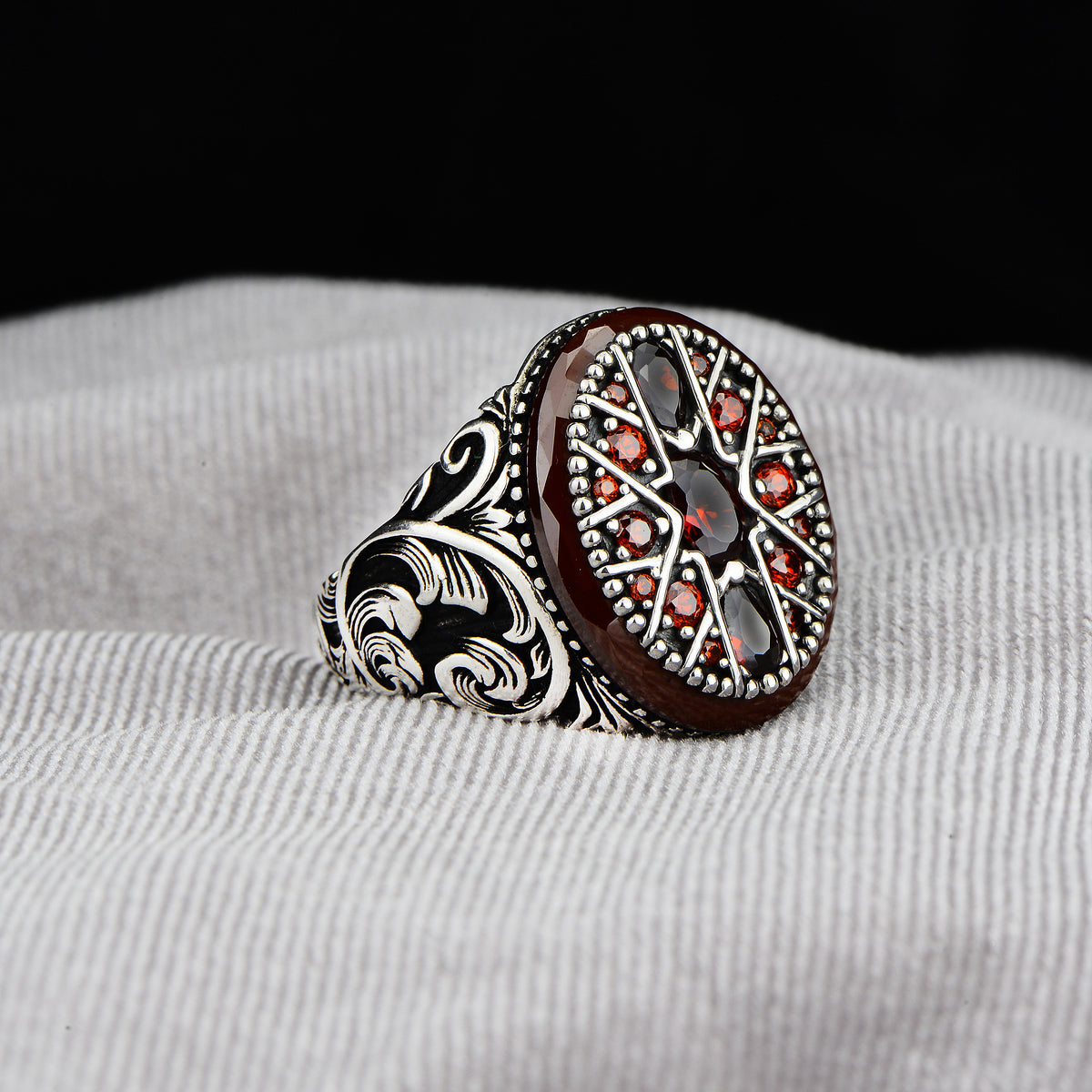 Ring aus Sterlingsilber mit Rubinstein, gravierter Silberring