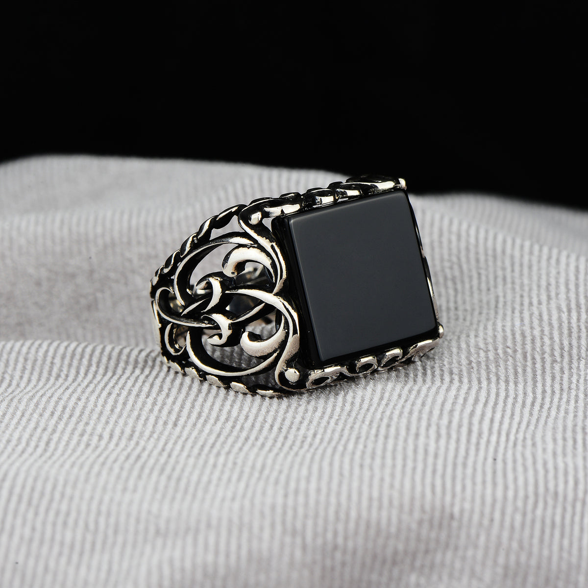 Anillo de hombre con sello de ónix cuadrado negro
