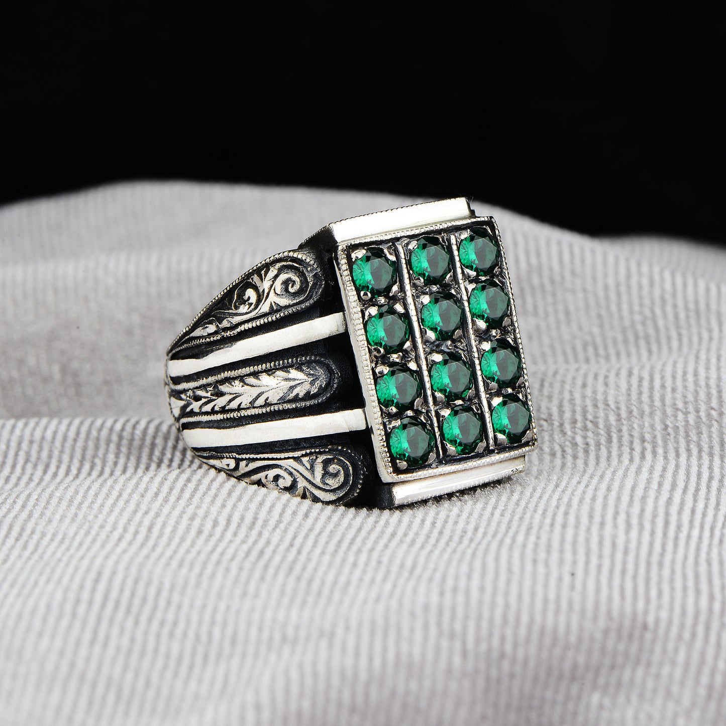 Men Emerald Hand-Engraved Micro Stone Ring