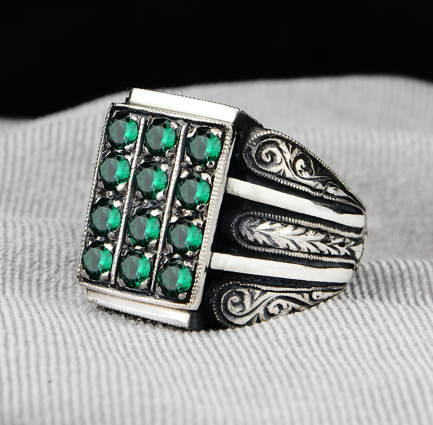 Herren-Smaragd-Ring mit handgraviertem Mikrostein