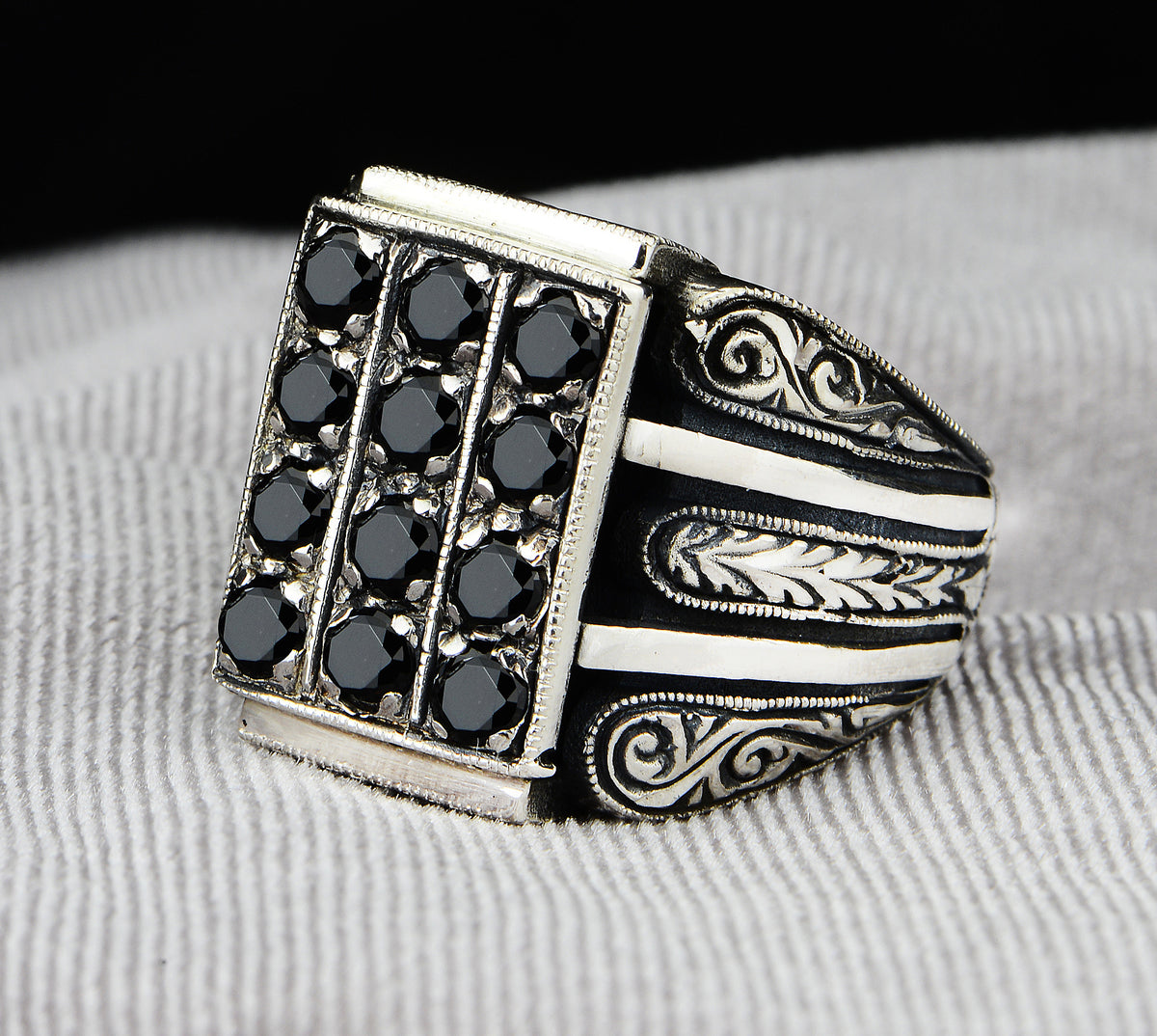 Handgefertigter Herrenring aus schwarzem Onyxstein mit Gravur