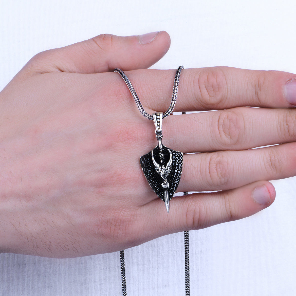 Silberne Stierkopf-Mikrohalskette mit schwarzem Stein