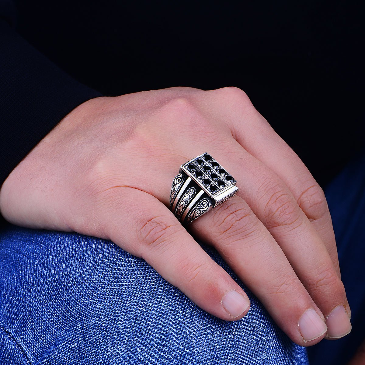 Handgefertigter Herrenring aus schwarzem Onyxstein mit Gravur