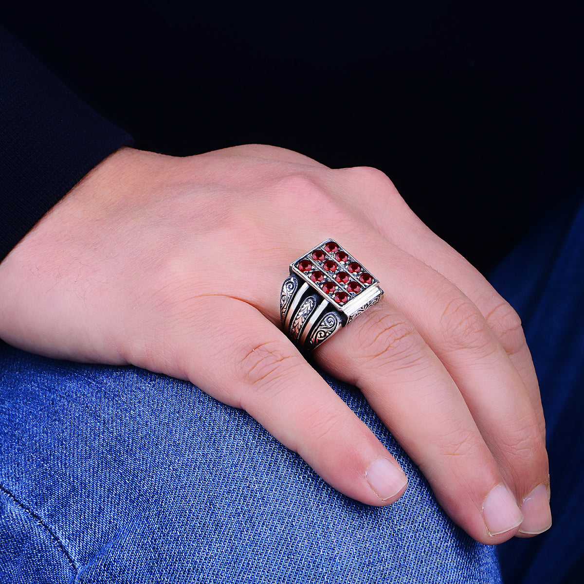 Anillo de plata con piedra rubí grabada a mano