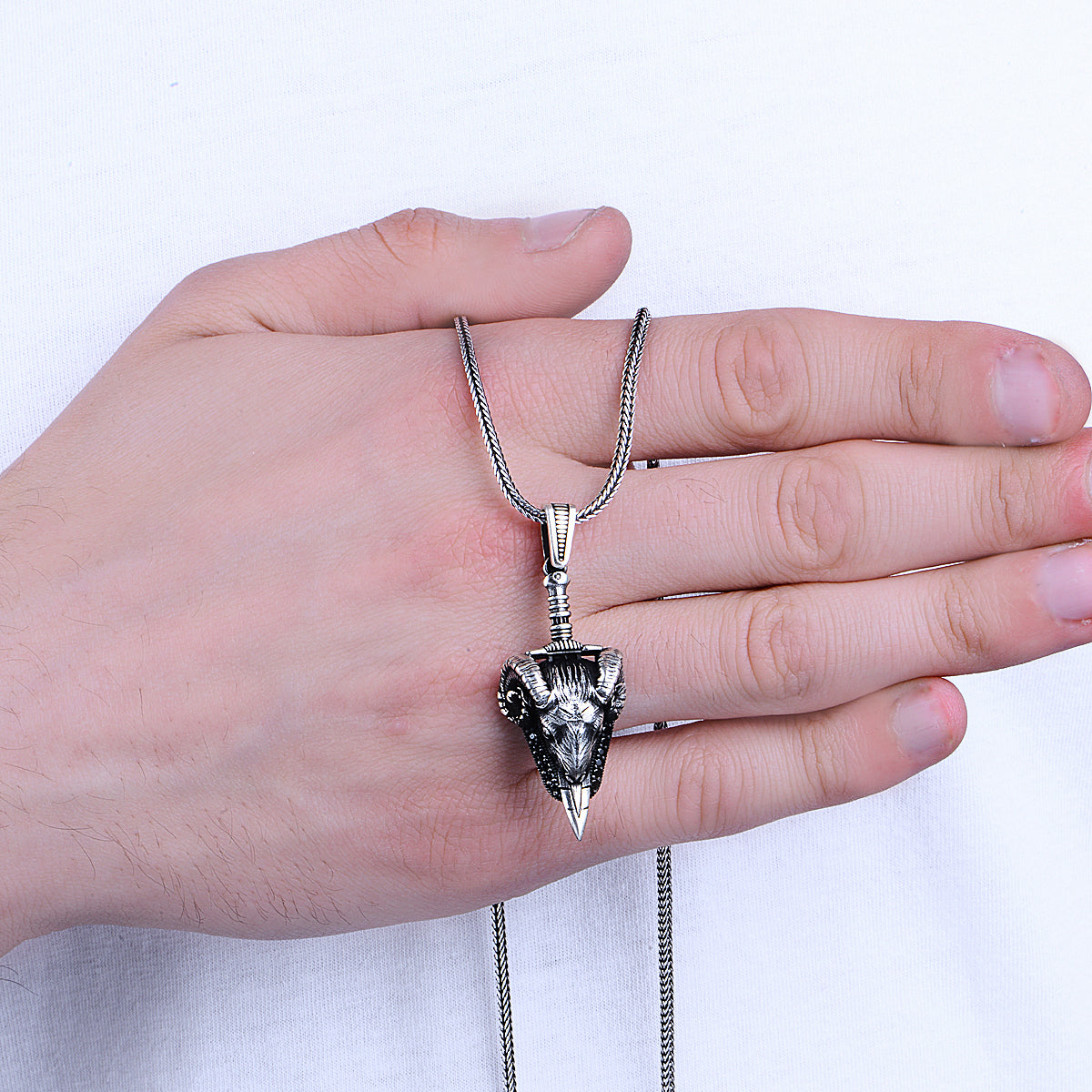 Silberne handgefertigte Widderkopf-Halskette