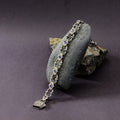 Pulsera de cadena con piedras preciosas de zafiro grabadas en plata