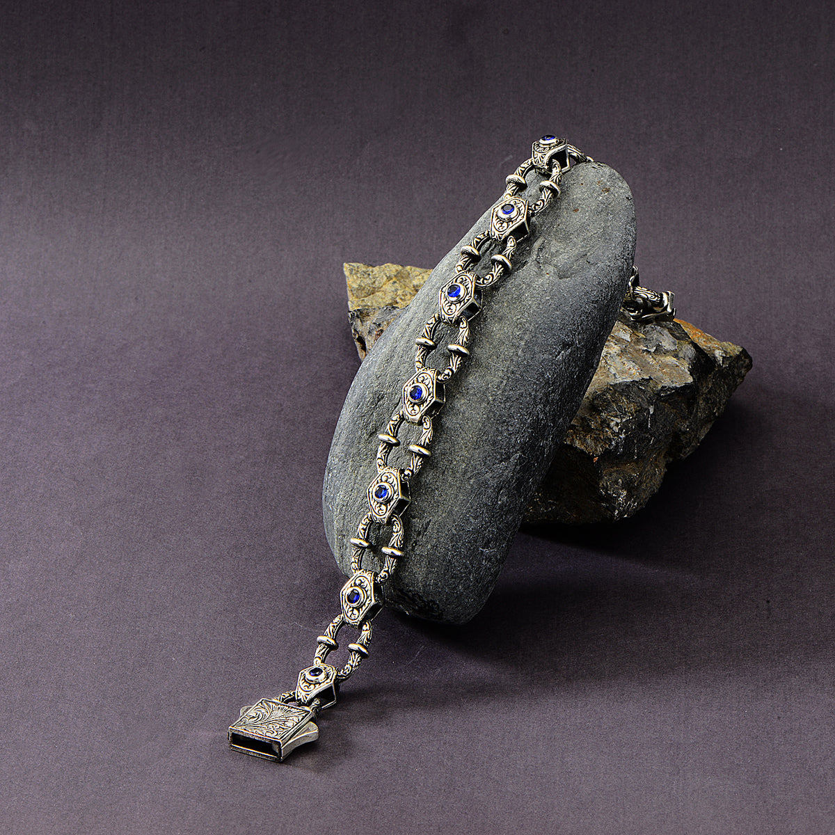 Pulsera de cadena con piedras preciosas de zafiro grabadas en plata