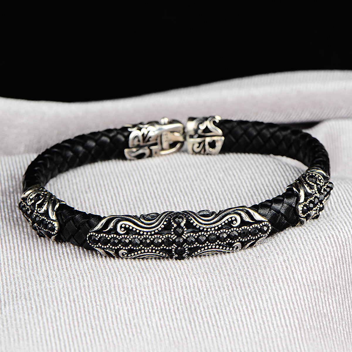 Handgefertigtes silbernes Lederarmband mit schwarzem Zirkonstein