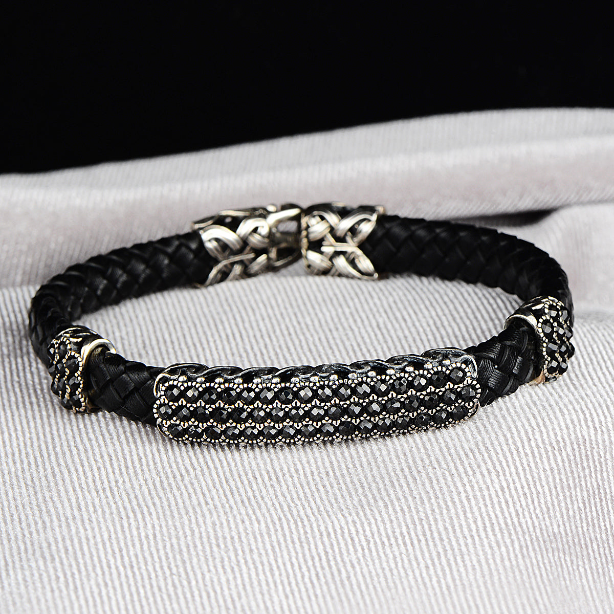 Silbernes handgefertigtes schwarzes Lederarmband