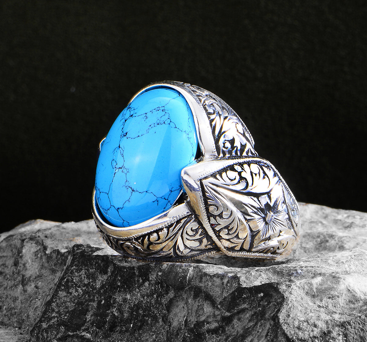 Silberner handgefertigter Ring mit graviertem Türkisstein