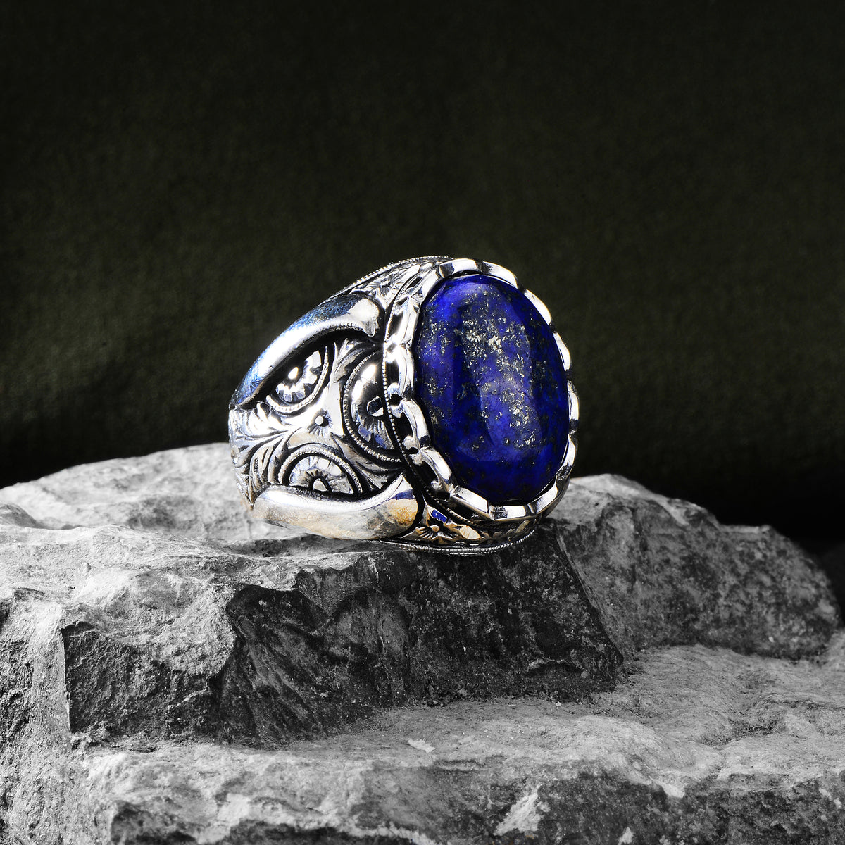 Anillo de lapislázuli grabado grande hecho a mano para hombre
