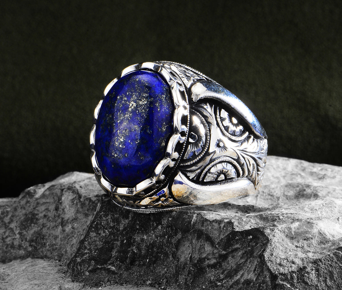 Anillo de lapislázuli grabado grande hecho a mano para hombre