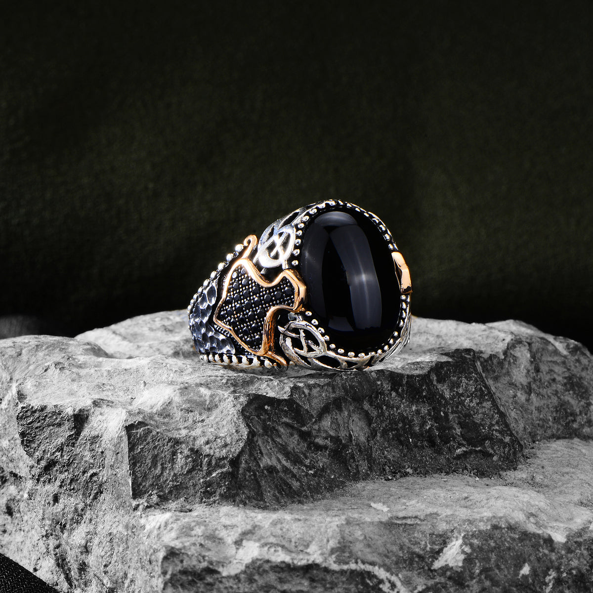 Silberner Herrenring mit schwarzem Mikro-Onyx und ovalem Onyx-Edelstein