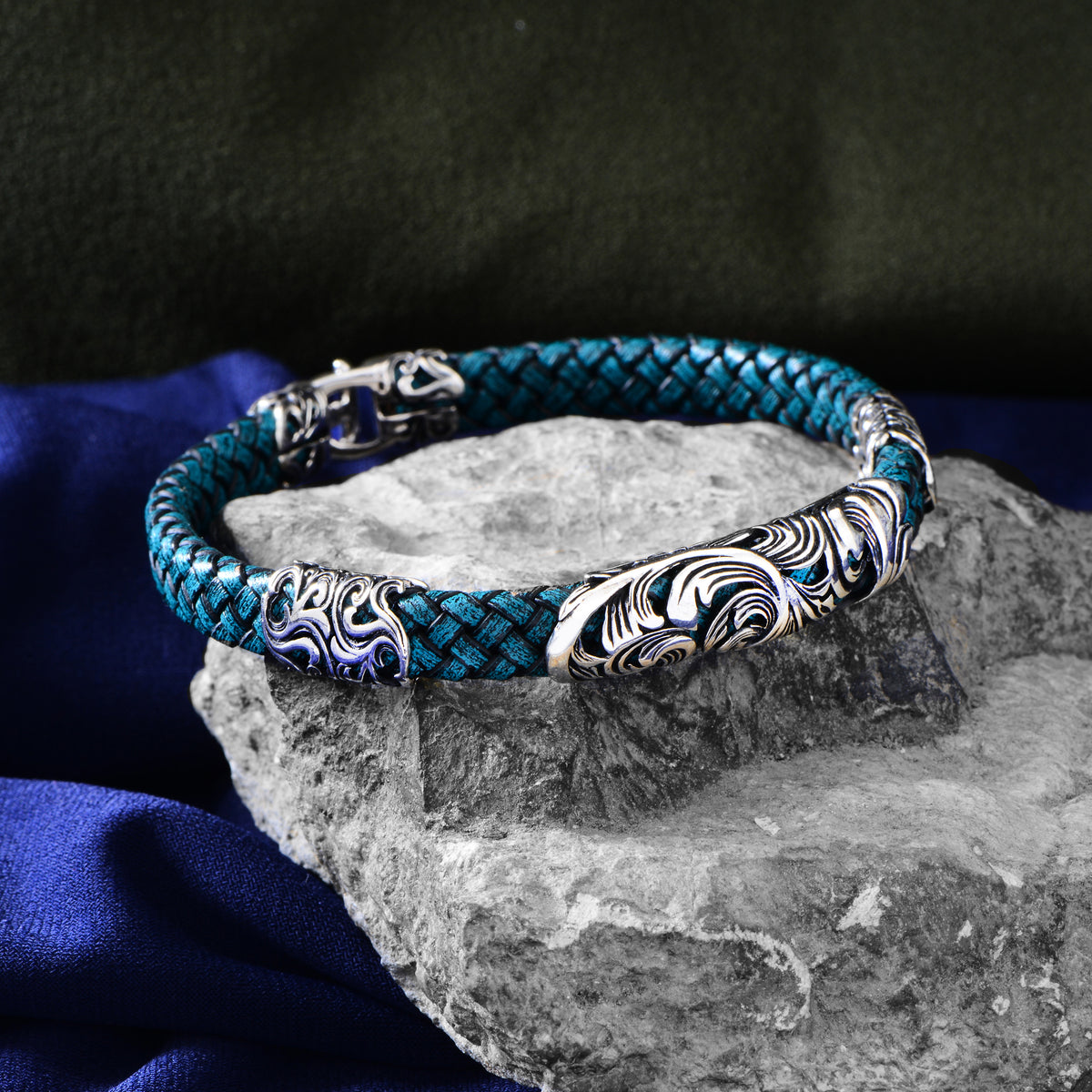 Pulsera de cuero verde grabada hecha a mano en plata