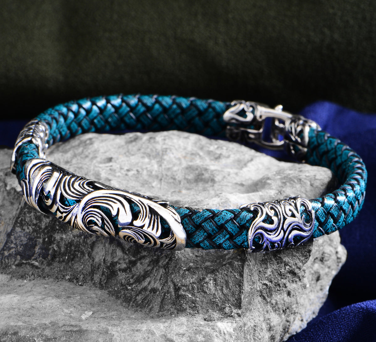 Pulsera de cuero verde grabada hecha a mano en plata