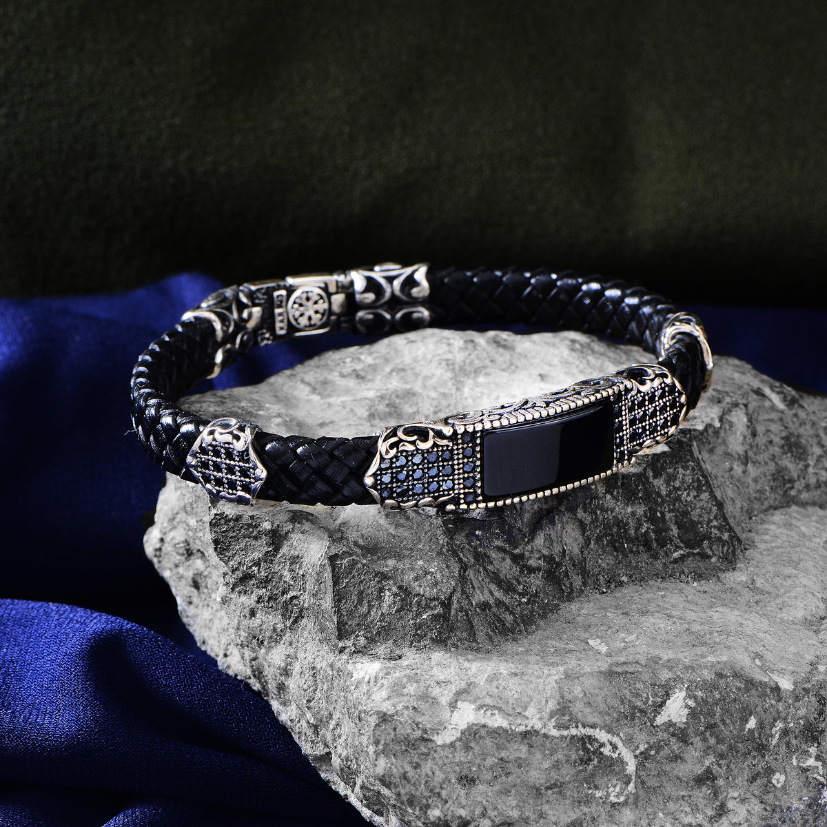 Pulsera de cuero con piedra de ónix hecha a mano en plata