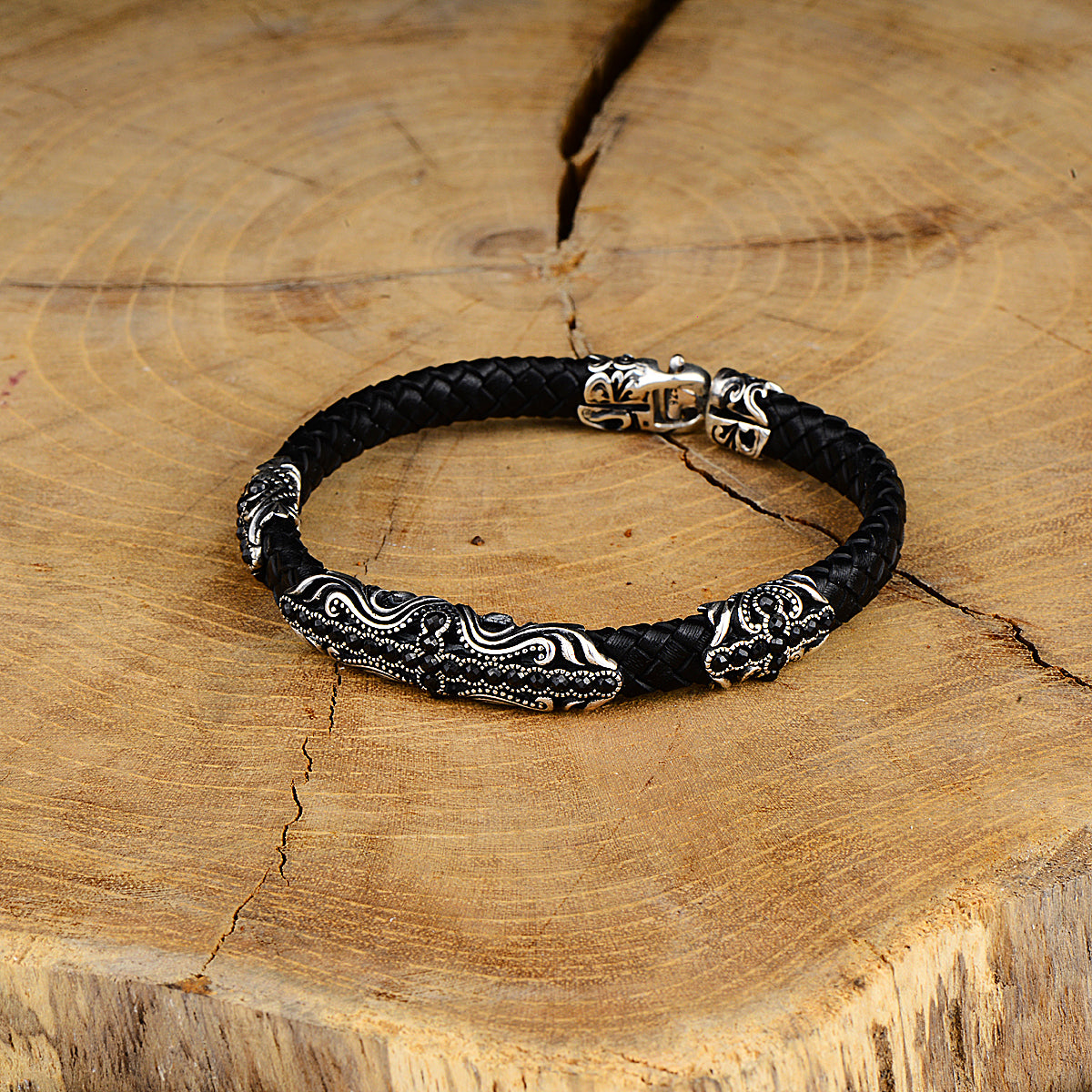 Handgefertigtes silbernes Lederarmband mit schwarzem Zirkonstein