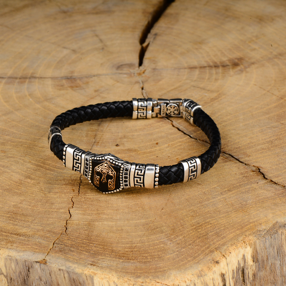 Silbernes Lederarmband mit Helmmodell