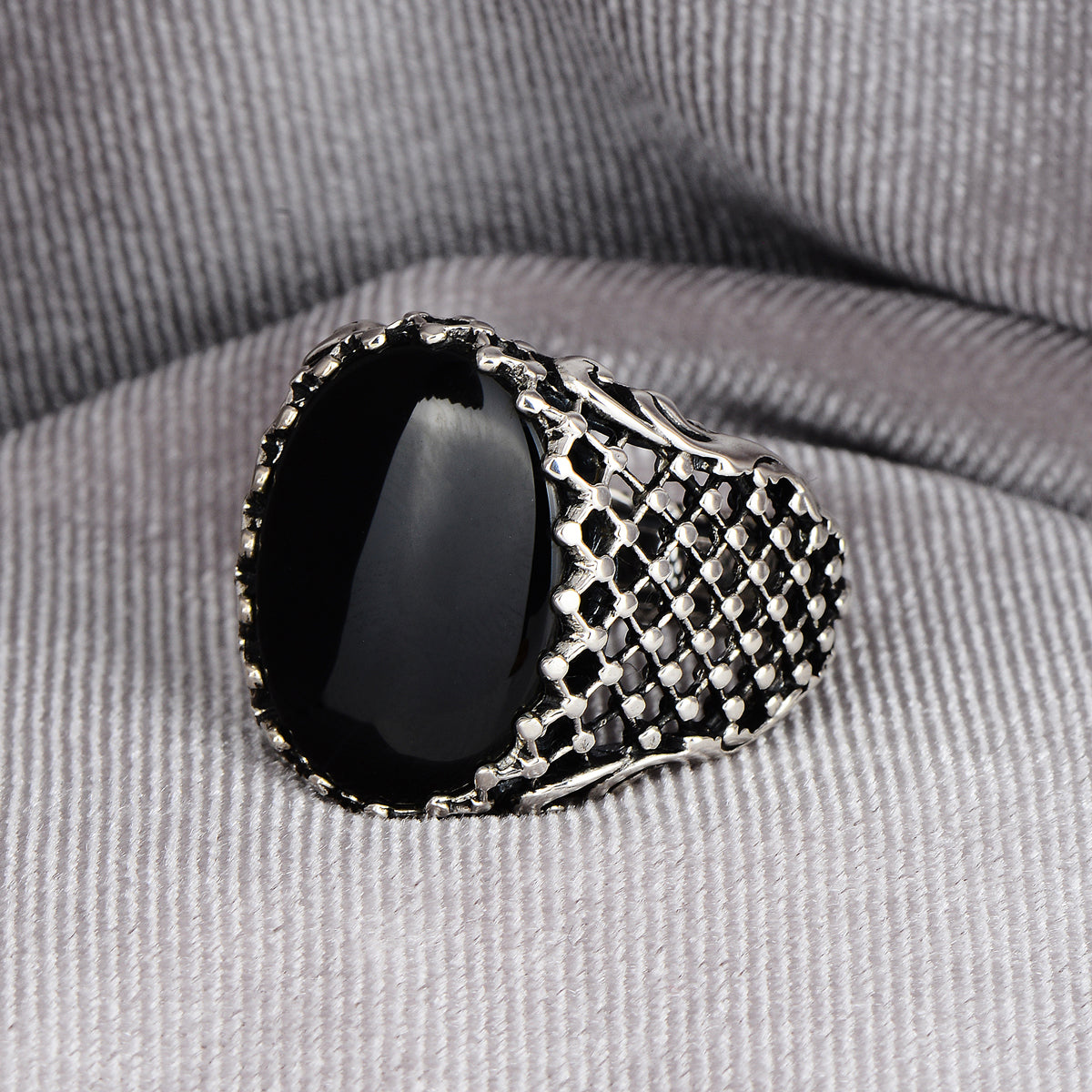 Anillo de plata con piedra de ónix ovalada hecho a mano