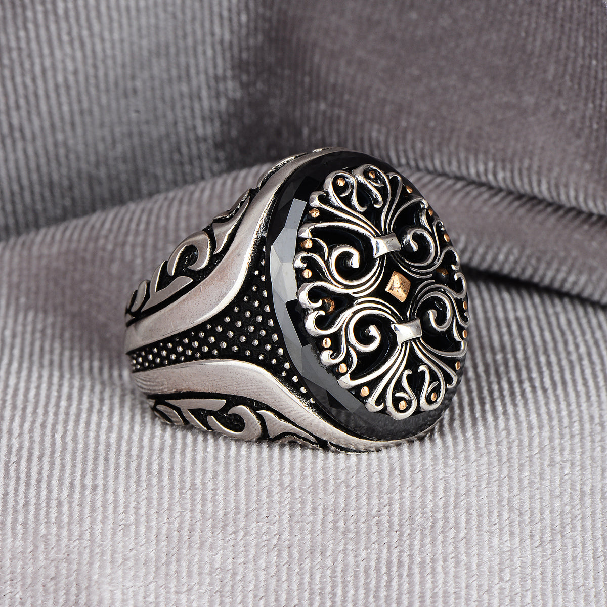 Anillo otomano de plata hecho a mano con piedra de circón negro