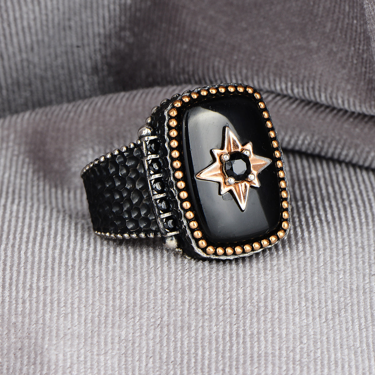 Anillo de plata con piedra de ónix cuadrado