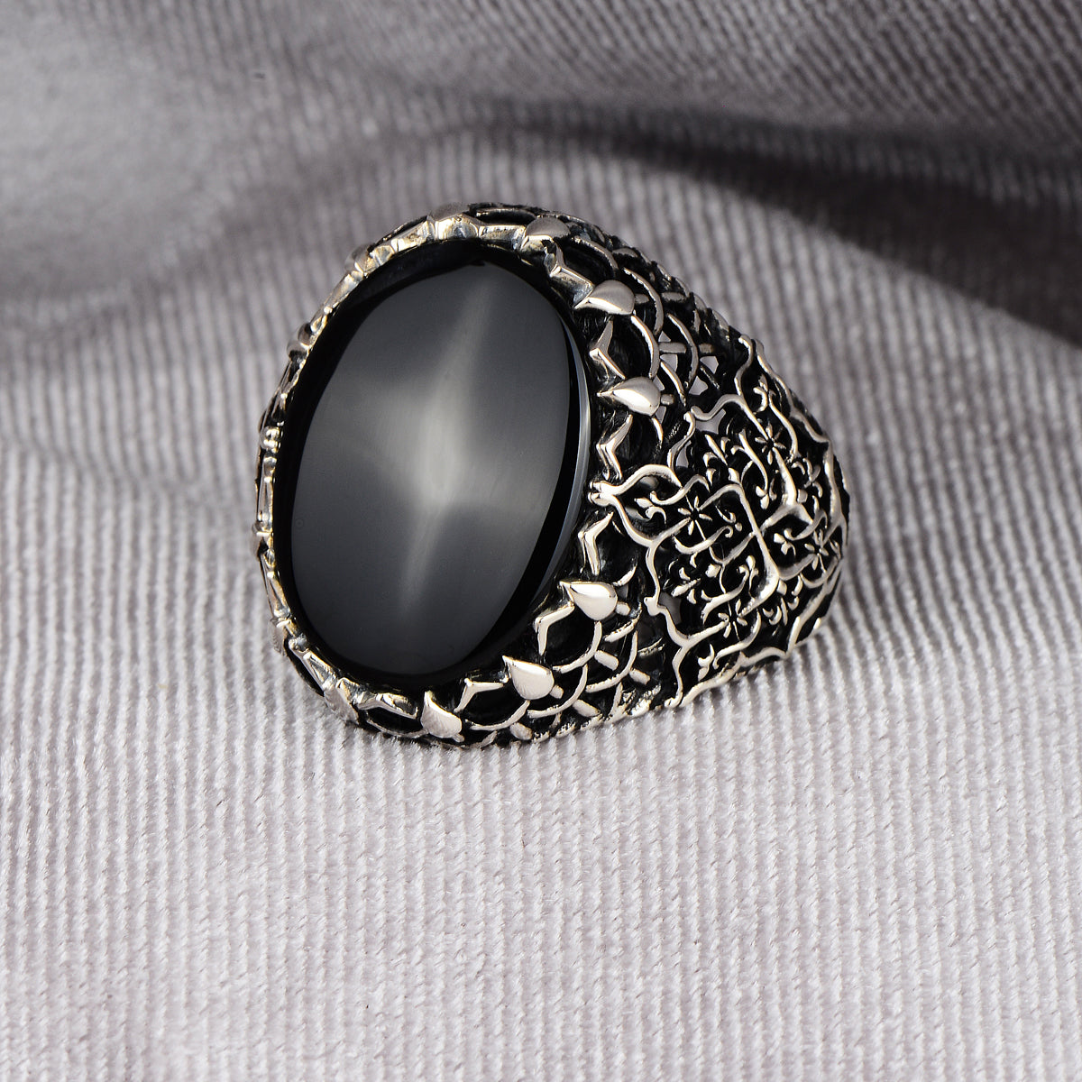 Anillo de hombre con piedra de ónix negro hecho a mano