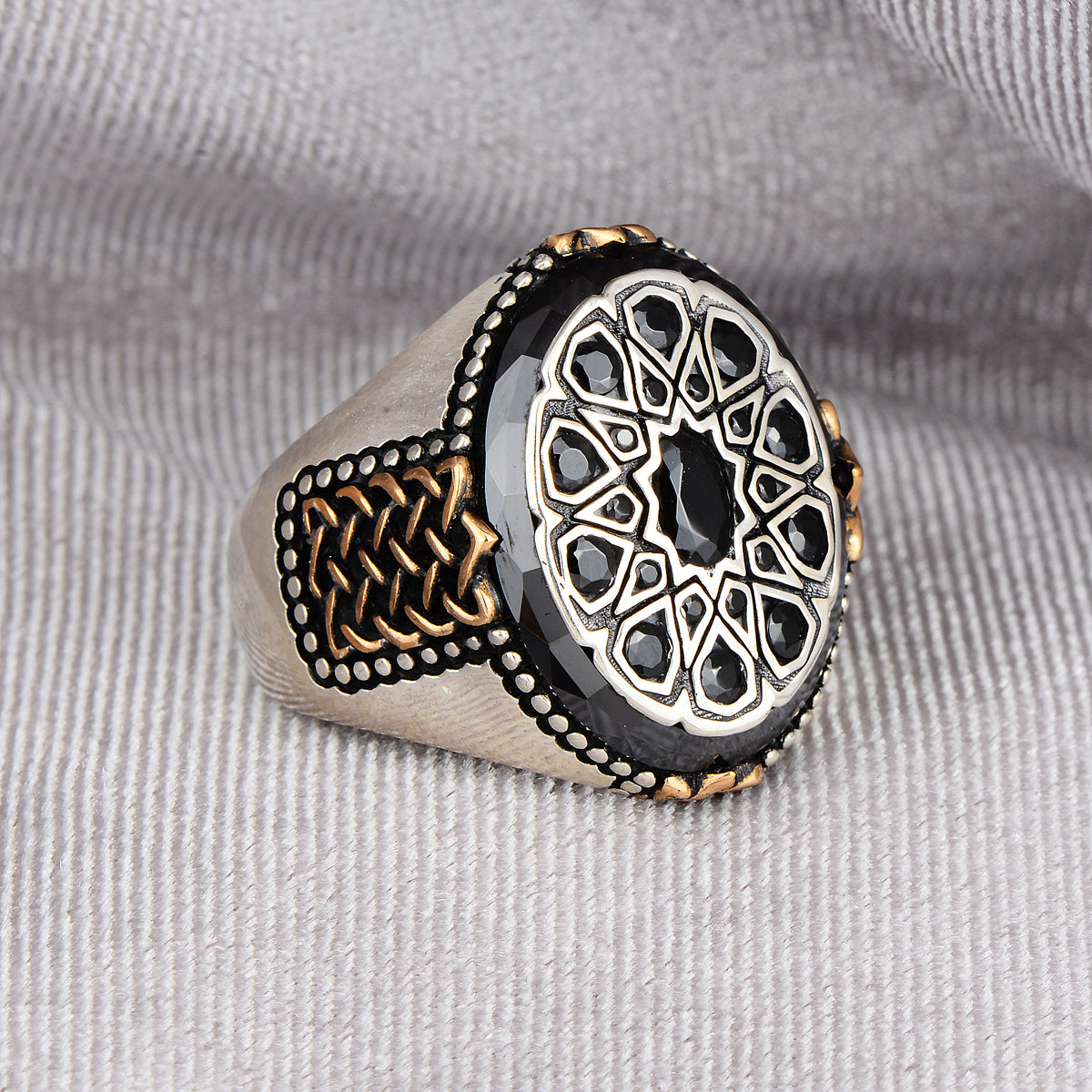 Silberner handgefertigter Ring mit schwarzem Zirkonstein