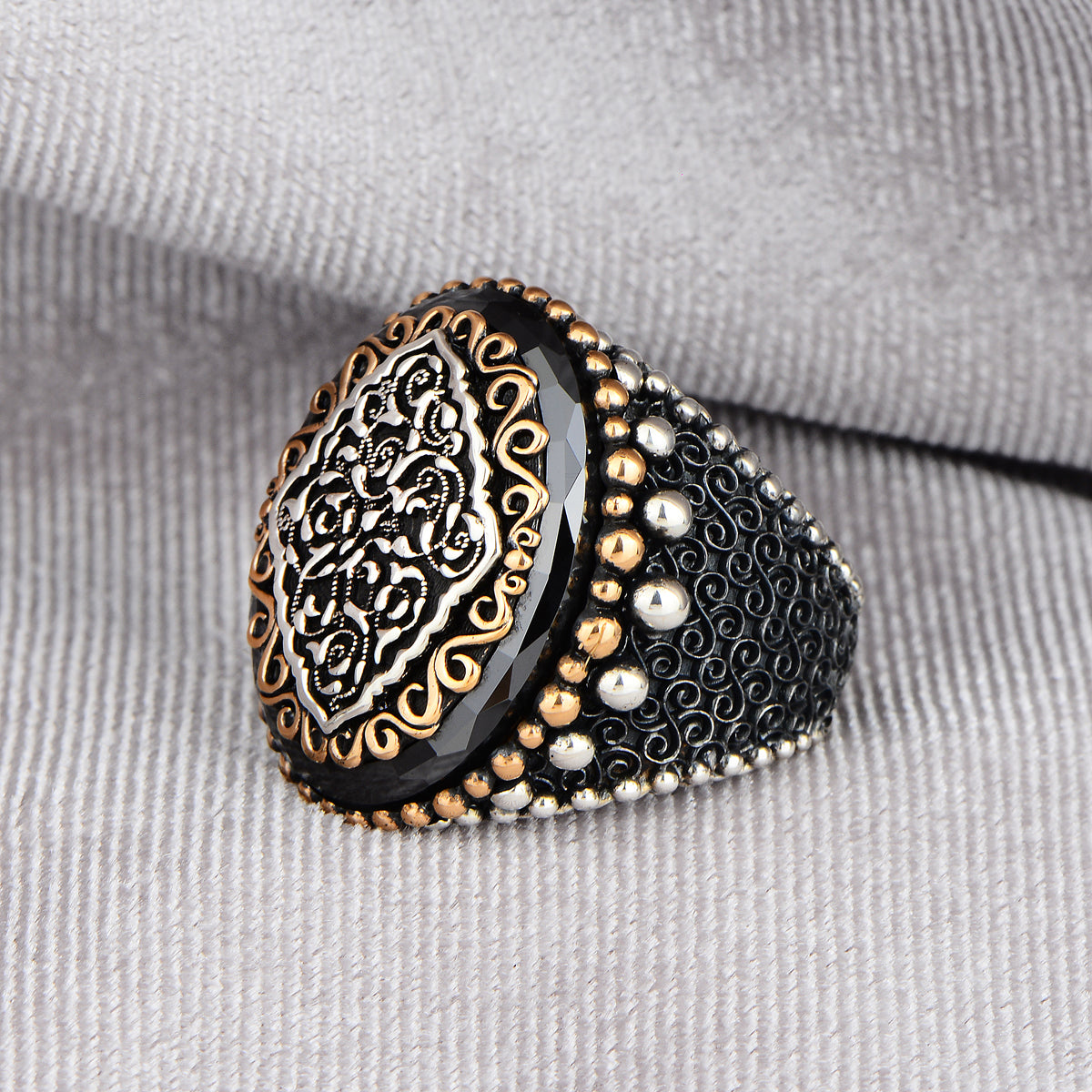 Anillo de plata con piedra de circonita negra estilo otomano