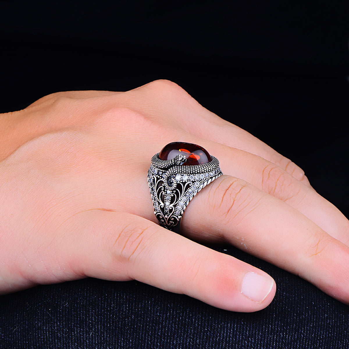 Silberner Ring mit Naturbernstein-Schlangenmodell