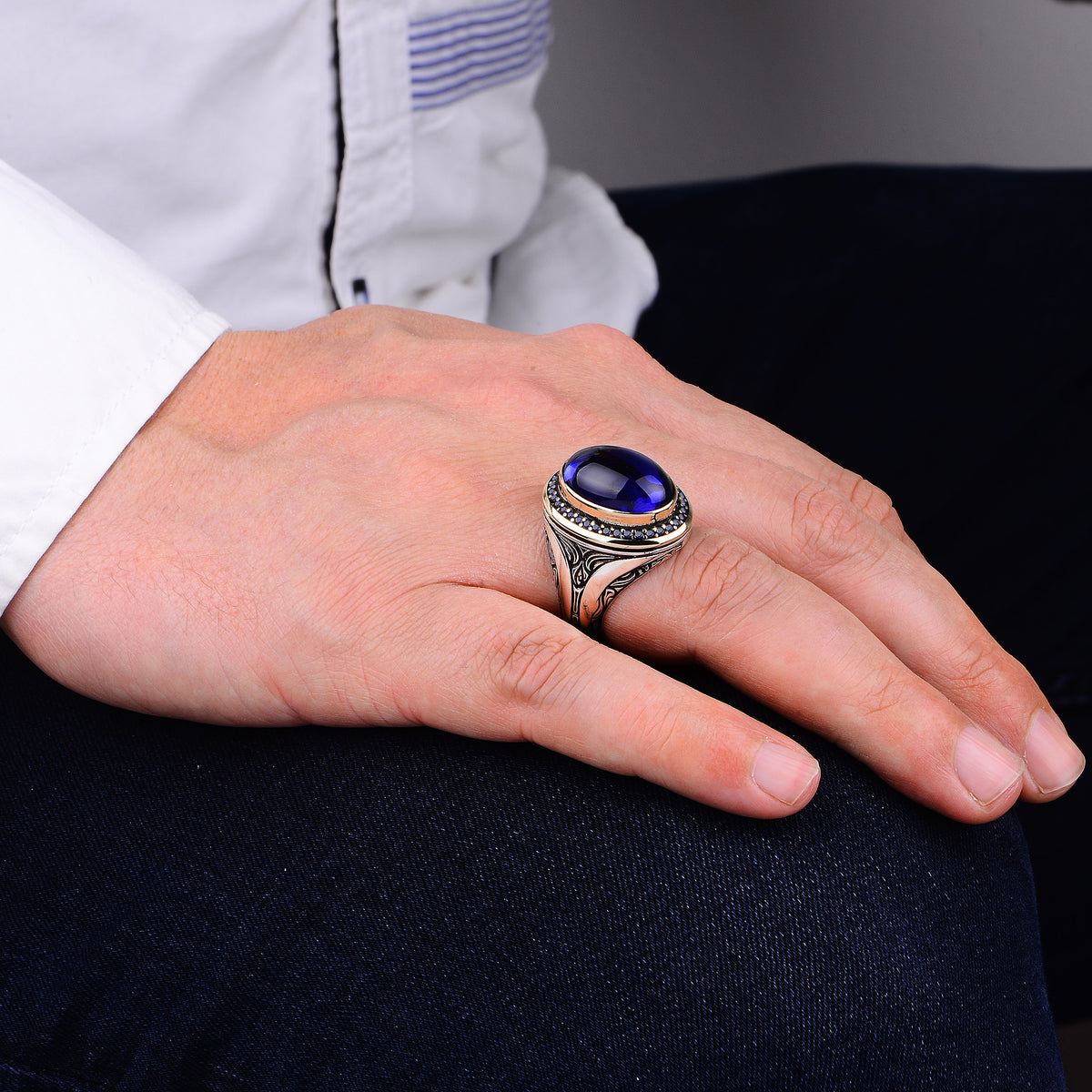 Ovaler handgefertigter Ring mit blauem Saphirstein für Männer