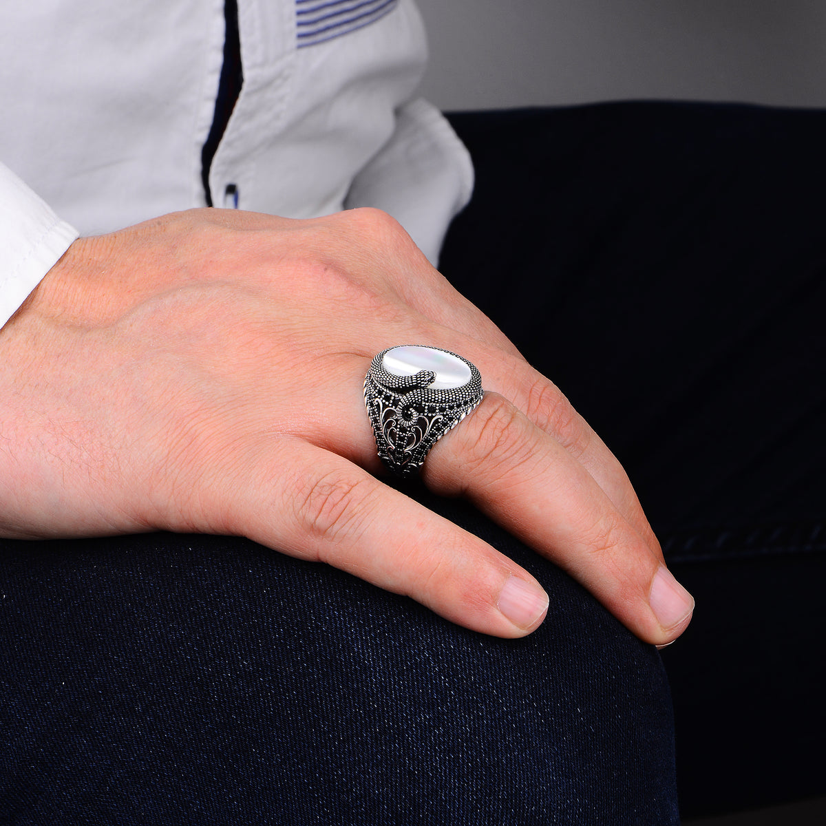 Anillo modelo serpiente serpiente con piedras preciosas de nácar plateado para hombre