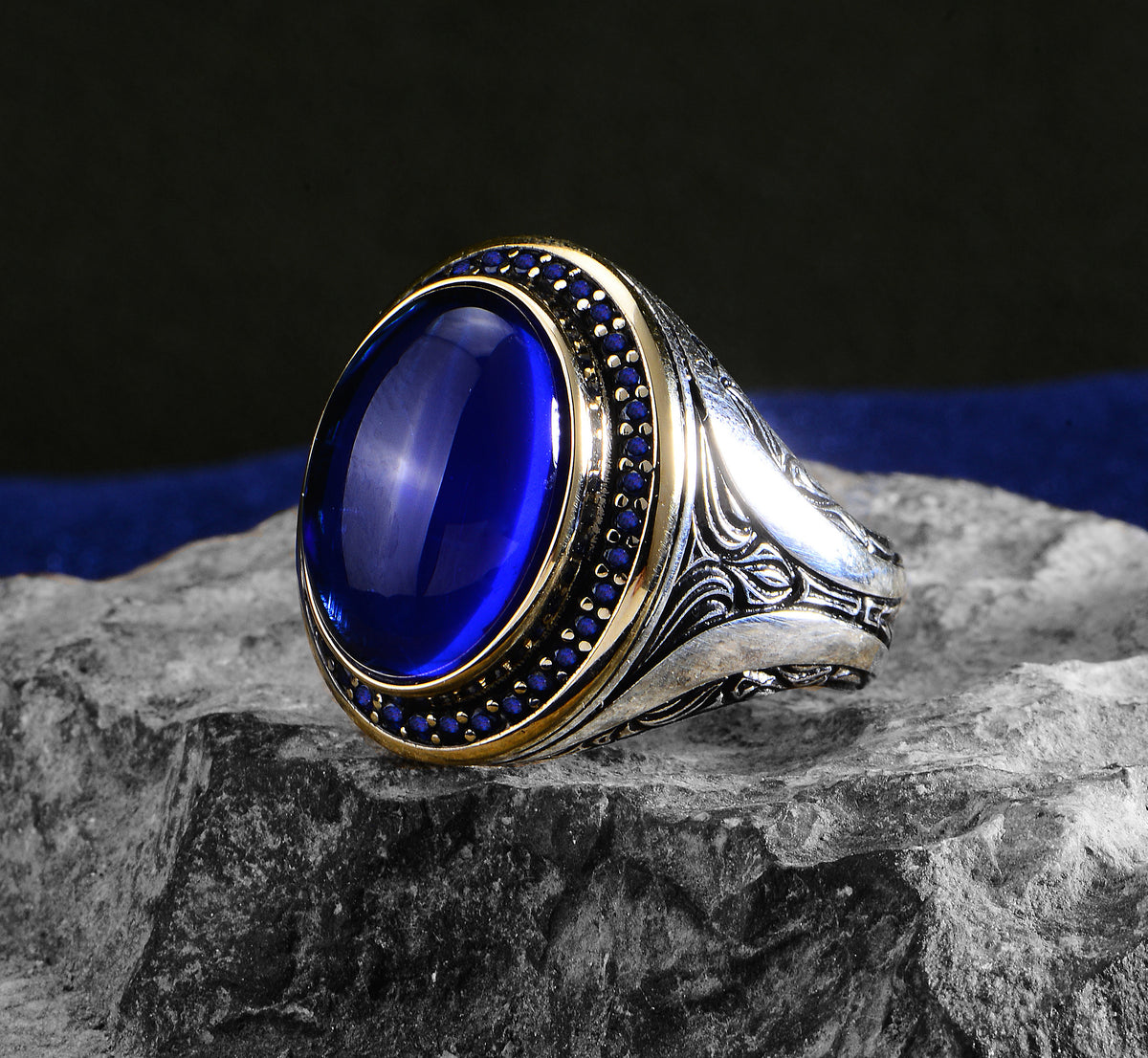 Ovaler handgefertigter Ring mit blauem Saphirstein für Männer