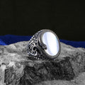 Anillo modelo serpiente serpiente con piedras preciosas de nácar plateado para hombre