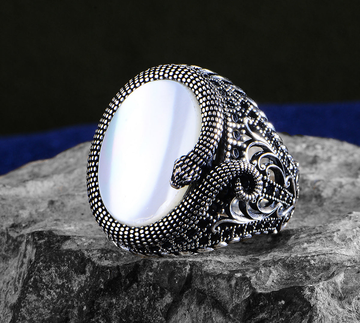 Anillo modelo serpiente serpiente con piedras preciosas de nácar plateado para hombre