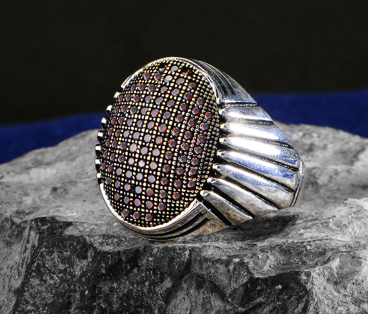 Anillo estilo otomano con micropiedra de rubí hecho a mano para hombre