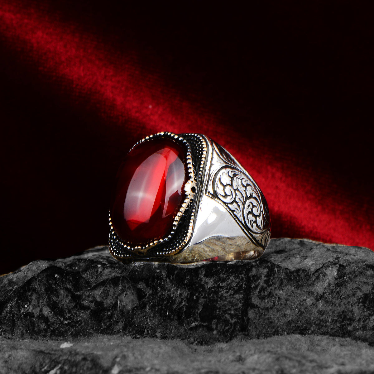 Anillo de plata con piedra de rubí ovalada hecha a mano