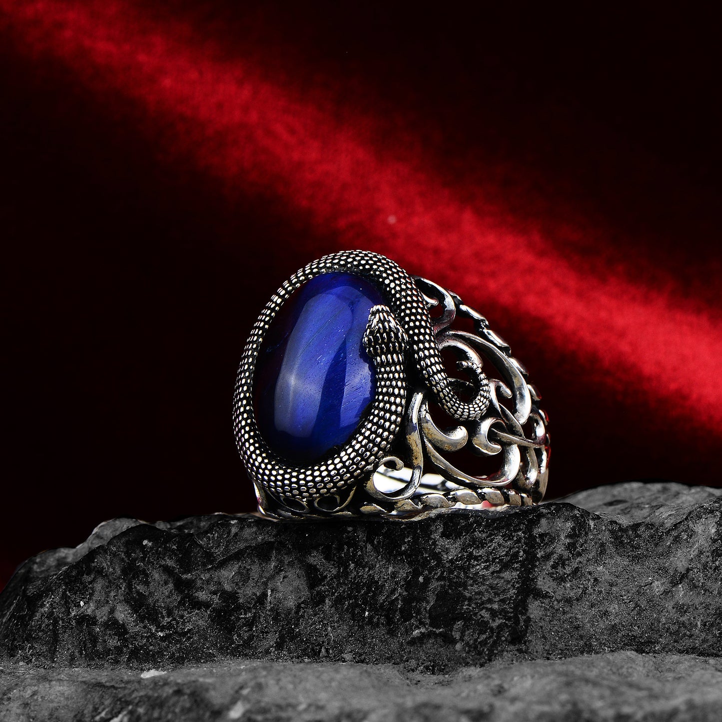 Silberner Ring mit Schlangenmuster und blauem Tigerauge