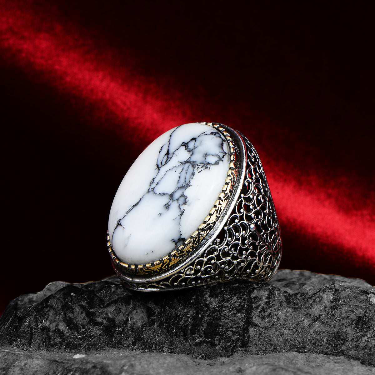 Anillo de plata hecho a mano con piedra turquesa blanca grande