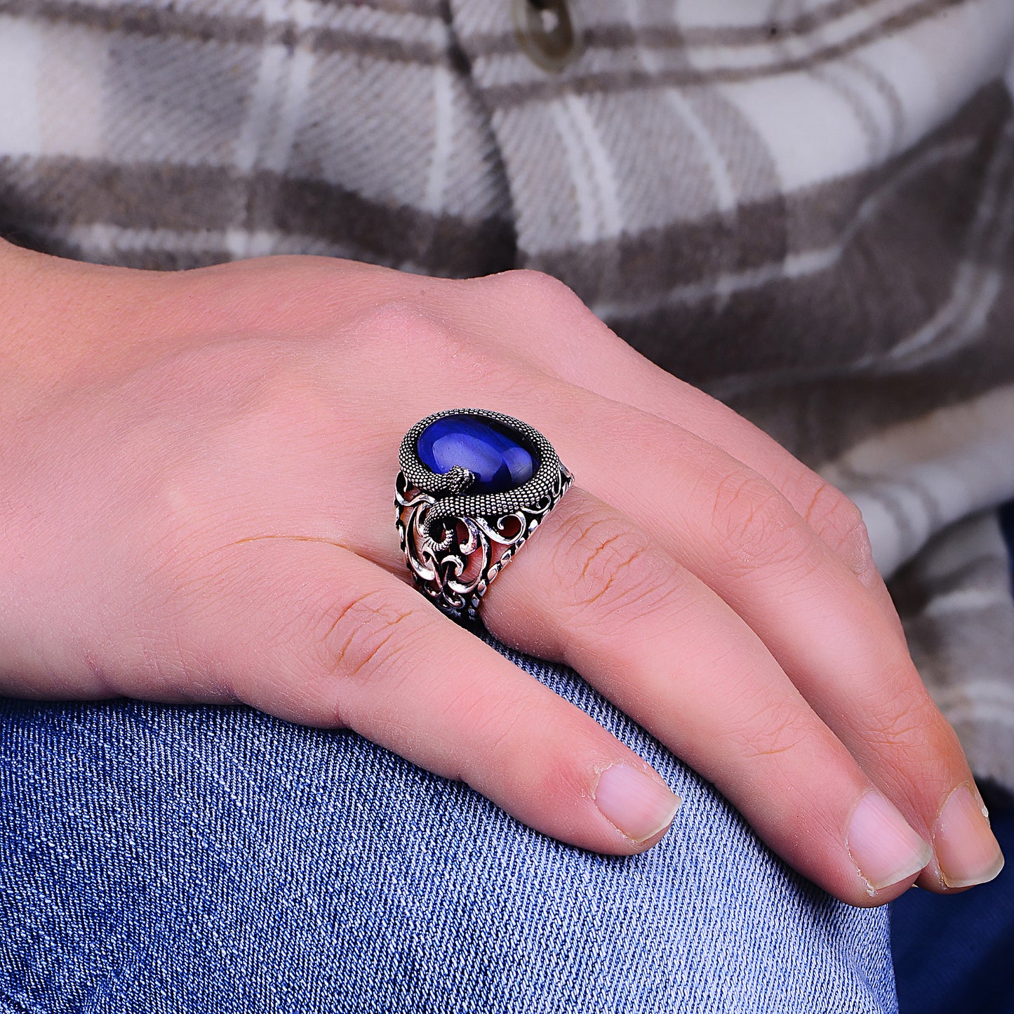 Silberner Ring mit Schlangenmuster und blauem Tigerauge