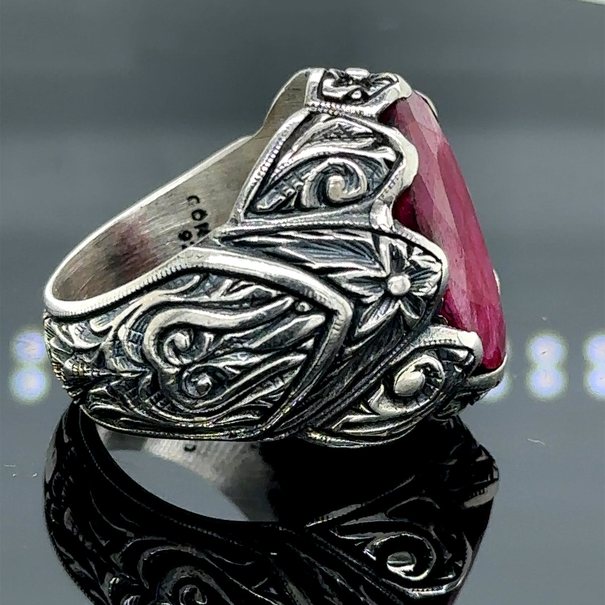 Herrenring aus Silber, handgefertigt, mit natürlichem rotem Rubin