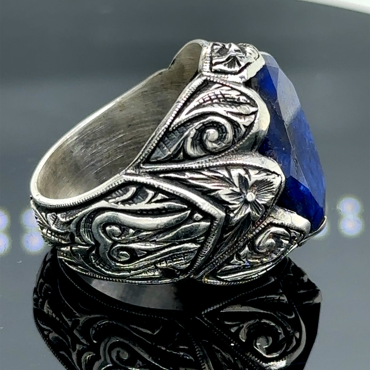 Handgefertigter Herrenring aus Silber mit graviertem Saphir.