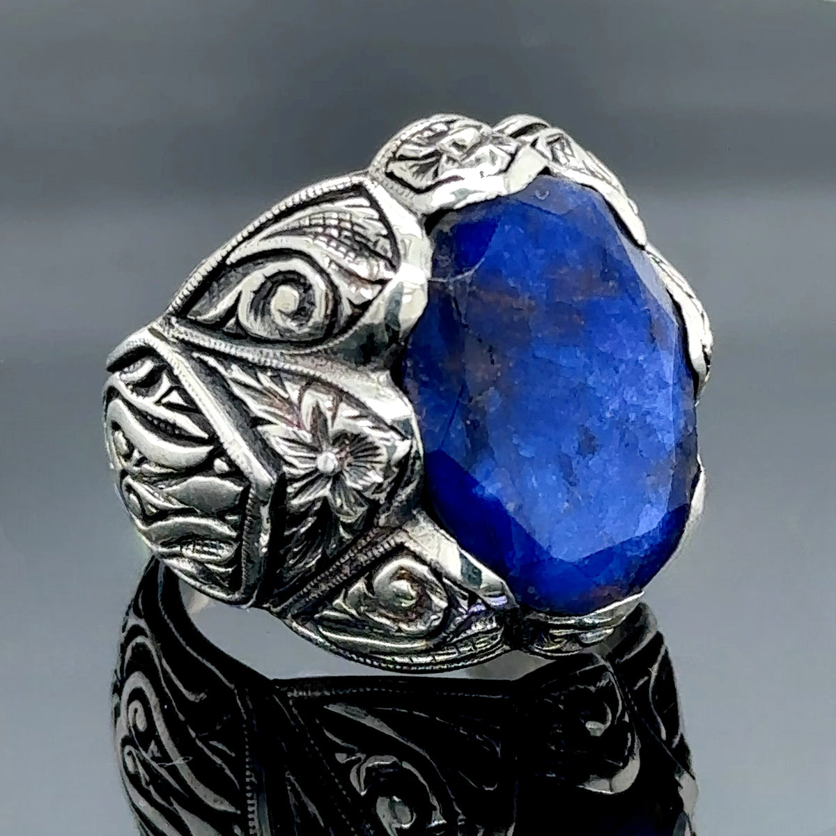 Handgefertigter Herrenring aus Silber mit graviertem Saphir.